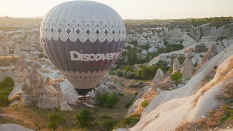 Passagiere-Eines-Heißluftballons-Genießen-Ein-Touristisches-Erlebnis-Im-Göreme-Tal