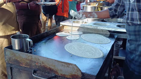 The-cook-making-the-Masala-Dosa-in-the-outdoor-street-food-outlet