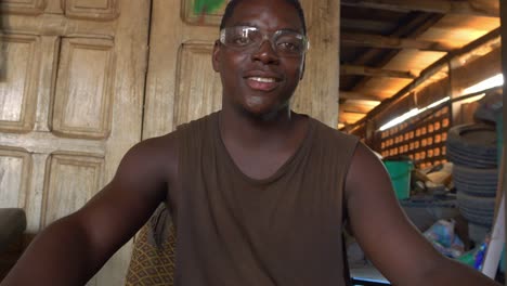 Nahaufnahme-Eines-Jungen-Afrikanischen-Eisensägenreparaturarbeiters-Mit-Schutzbrille
