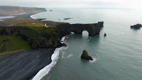 Península-De-Dyrholaey-Con-Faro-Junto-Al-Acantilado-En-Vik,-Sur-De-Islandia