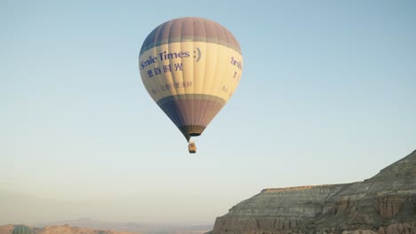 Werbung-Für-Den-Heißluftballonflug-Bei-Sonnenaufgang,-Goldene-Stunde,-Rotes-Tal