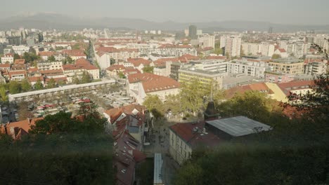 Panoramablick-Auf-Die-Stadt-Ljubljana-Beim-Aufstieg-Mit-Der-Seilbahn-Zur-Burg-Von-Ljubljana-In-Slowenien