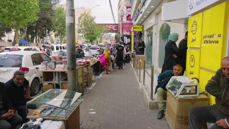 Puestos-Y-Gente-En-La-Concurrida-Calle-De-La-Ciudad-De-Hebrón-Durante-El-Ramadán-En-Palestina