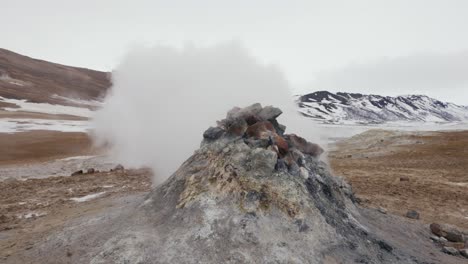 La-Formación-Activa-De-Salida-De-Vapor-Islandesa-Expulsa-El-Vapor-Blanco-Durante-El-Día-Ventoso