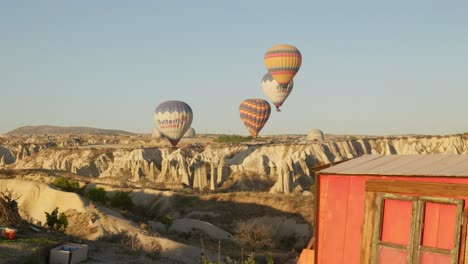 Touristen-Treiben-Heißluftballons-über-Die-Felsige-Landschaft-Des-Liebestals