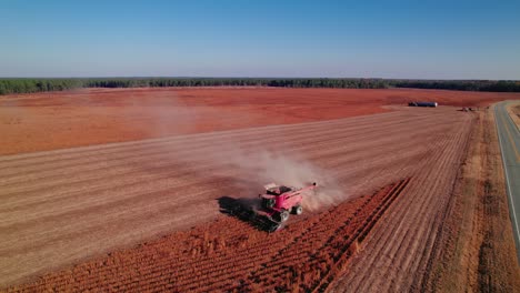 Luftaufnahme-Eines-Landwirtschaftlichen-Traktors,-Der-Sich-Durch-Felder-Mit-Gentechnikfreien-Sojabohnen-Bewegt