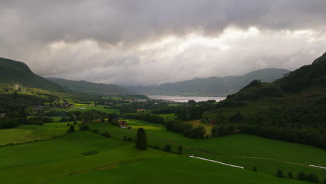 Immergrüne-Ebenen-In-Der-Nähe-Von-Lustre-Village-Am-Lustrafjord-An-Der-Westküste,-Norwegen