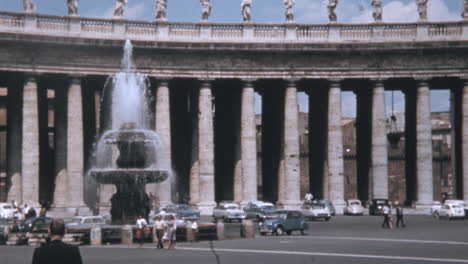 La-Gente-Visita-La-Fuente-De-Los-Ríos-En-La-Plaza-De-San-Pedro-En-Roma-Vaticano-En-1960