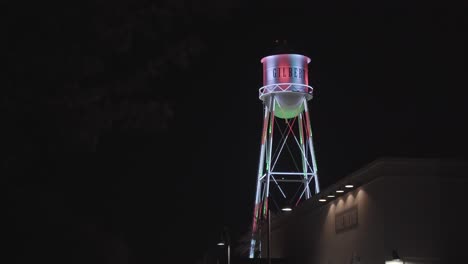 Torre-De-Agua-Iluminada-Como-Una-Lata-De-Caramelos-Para-Navidad-|-Gilbert,-Arizona-Torre-De-Agua