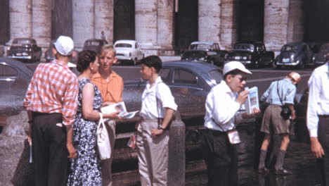 Tourists-in-Saint-Peters-Square-in-Rome-Vatican-in-1960s