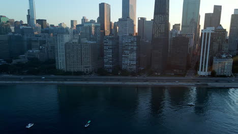 Innenstadt-Von-Chicago---Drohnen-Dolly---Sonnenuntergang-Am-Lake-Michigan