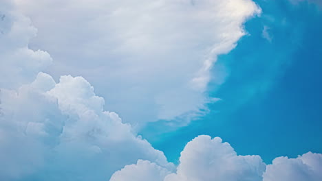 Weiße-Wolken-In-Bewegung-In-Einem-Türkisblauen-Himmel