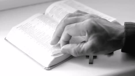 Orando-A-Dios-Con-Las-Manos-Sobre-La-Biblia-En-La-Mesa-Con-Personas-Imágenes-De-Archivo-Video-De-Archivo