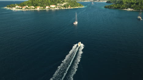 Motorbootfahrt-Mit-Hoher-Geschwindigkeit-Zwischen-Der-Insel-Korcula-An-Einem-Sonnigen-Tag