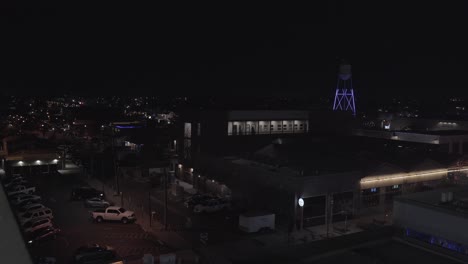 Innenstadt-Mit-Wasserturm-Lichtshow-Im-Hintergrund
