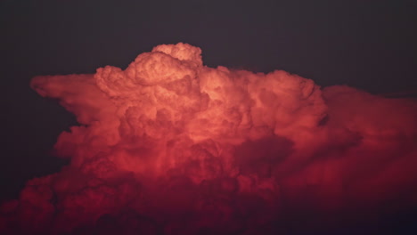 Zeitraffer-Lebendiger,-Roter-Sonnenuntergangswolken,-Die-Sich-Am-Sonnenbeschienenen-Abendhimmel-Aufbauen