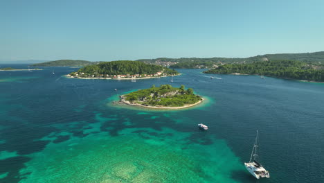 Luxusyachten-Ankerten-An-Einem-Sonnigen-Tag-Im-Seichten-Wasser-Der-Korcula-Inseln-In-Kroatien