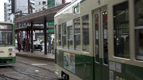 Oldtimer-Hiroden-Straßenbahnen-Kommen-Am-Bahnhof-Hiroshima-An