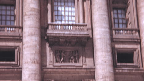 La-Gente-Saliendo-De-Misa-En-La-Basílica-De-San-Pedro-En-Roma,-Ciudad-Del-Vaticano-En-1960