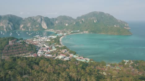 Drohnenaufnahmen-Des-Dorfes-Tonsai-Und-Der-Strände-Auf-Den-Phi-Phi-Inseln-Thailand