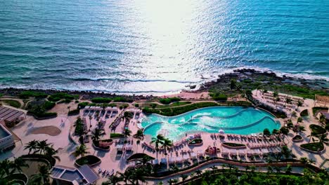 Trs-Yucatan-Resort-En-Tulum-México-Deslizando-Hacia-La-Izquierda-Una-Toma-De-Drone-De-La-Piscina-Infinita-Y-Frente-Al-Mar-Caribe