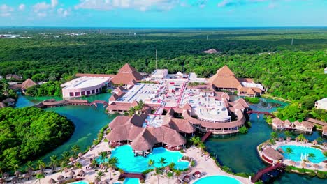 Trs-Yucatan-Resort-In-Tulum-Mexiko-Drohnenansicht,-Die-Vom-Hotel-Und-Den-Pools-Wegfliegt