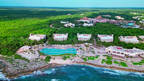 Tulum-Mexiko-Trs-Yucatan-Resort-Drohnenansicht-Des-Karibischen-Meeres-Mit-Großen-Wellen,-Die-Am-Strand-Krachen,-Mit-Blick-Auf-Die-Unendlichkeit-Und-Die-Salzwasserpools