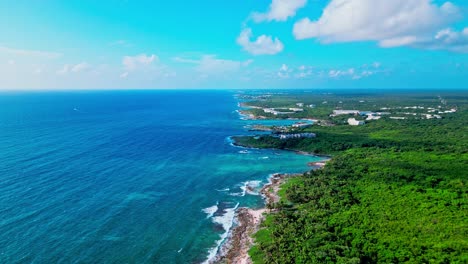 Tulum-Mexiko-Sehr-Hoher-Drohnenblick-Auf-Das-Karibische-Meer,-Große-Wellen,-Die-Am-Strand-Und-Im-Tropischen-Wald-Krachen