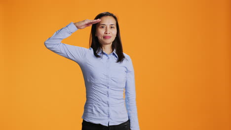 Mujer-Patriótica-Mostrando-Gesto-De-Saludo-Militar