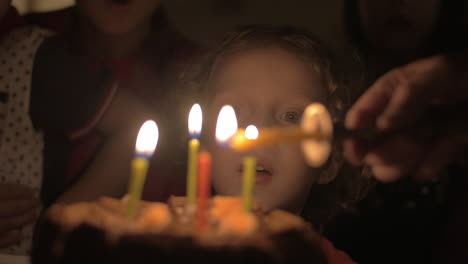 Kleines-Kind-Glücklich-Mit-Seiner-Geburtstagstorte