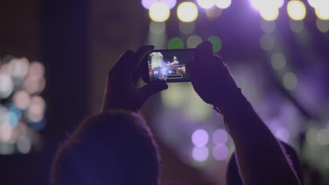 Zuschauermann-Macht-Per-Smartphone-Ein-Panoramafoto-Der-Bühne-Mit-Scheinwerfern-Bei-Einem-Musikkonzert-Im-Freien