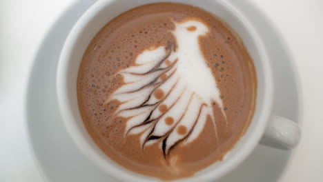 Rührender-Latte-Kaffee-Mit-Sahnebild