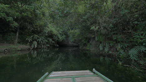 Barco-Que-Se-Traslada-A-La-Cueva-Kárstica-En-Trang-An-Vietnam