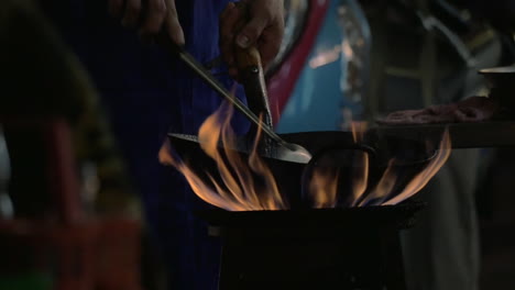 Hombre-Cocinando-Un-Plato-De-Fideos-En-Wok-A-Fuego-Abierto-En-Tailandia