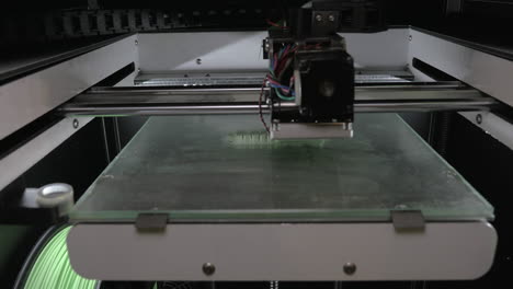 Nahaufnahme-Des-Mechanismus-Des-3D-Druckers,-Der-Weiße-Kunststoffobjekte-Herstellt