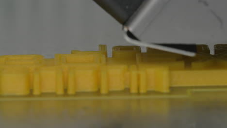 Vista-Cercana-De-La-Impresión-De-Un-Modelo-De-Plástico-En-Una-Impresora-3D-En-Proceso