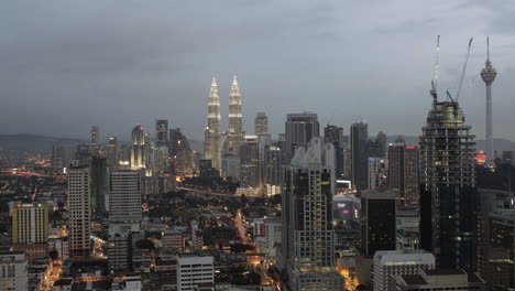 Zeitraffer-Der-Nacht,-Die-Nach-Kuala-Lumpur,-Malaysia-Kommt