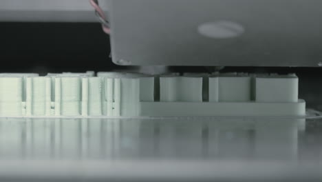 Extreme-Nahaufnahme-Des-Mechanismus-Des-3D-Druckers,-Der-Weiße-Kunststoffobjekte-Herstellt