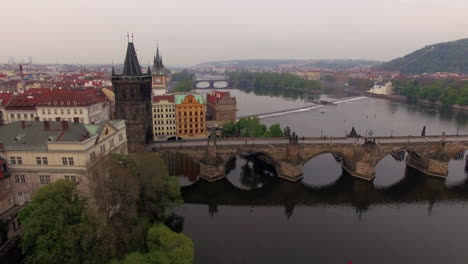Luftaufnahme-Der-Karlsbrücke-In-Prag,-Tschechische-Republik