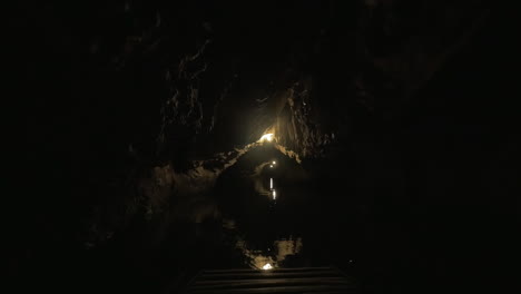 In-Der-Dunklen-Karsthöhle-Von-Trang-An-Vietnam