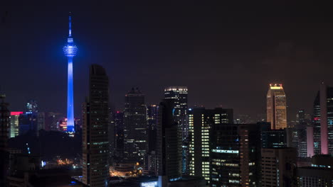 Timelapse-Del-Paisaje-Urbano-Nocturno-De-Kuala-Lumpur-Con-Torre-Kl-Tower