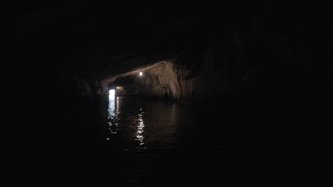 Wasserfahrt-Durch-Die-Höhle-In-Der-Halong-Bucht,-Vietnam