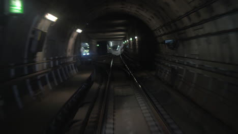 U-Bahn-Fährt-Im-Tunnel-Und-Kommt-Am-Bahnhof-An