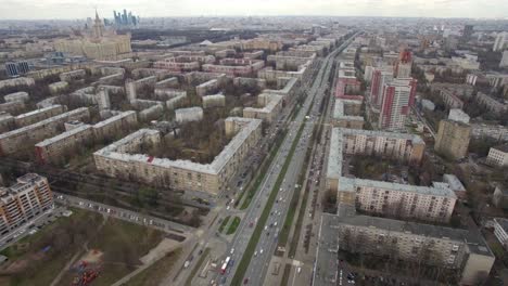 Panorama-Luftaufnahme-Eines-Der-Bezirke-Von-Moskau,-Straßenverkehr,-Bewölktes-Wetter,-Städtisches-Stadtbild-Vom-Quadrocopter