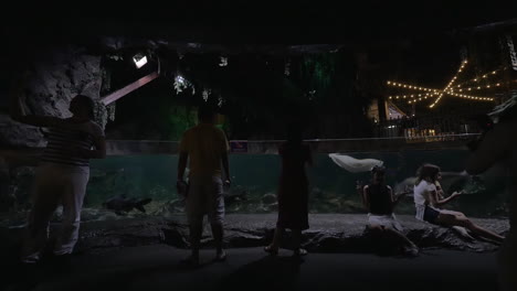 People-watching-fish-in-huge-aquarium