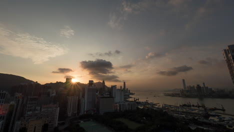 Zeitraffer-Des-Sonnenuntergangs-Und-Der-Nacht,-Die-Nach-Hongkong-Kommt