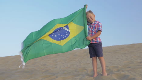 Kind-Mit-Brasilianischer-Flagge-Am-Strand