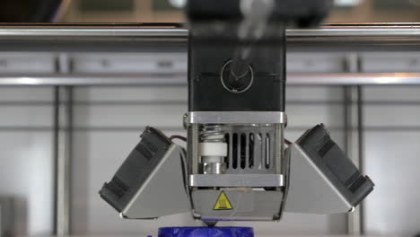 Vorderansicht-Des-3D-Druckers-Im-Prozess,-Der-Teile-Für-Geräte-Aus-Blauem-Kunststoff-Herstellt