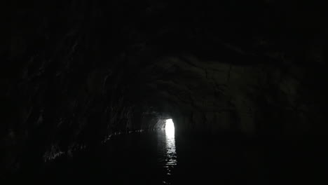 Boot-Fährt-Durch-Die-Kalksteinhöhle-In-Der-Halong-Bucht,-Vietnam