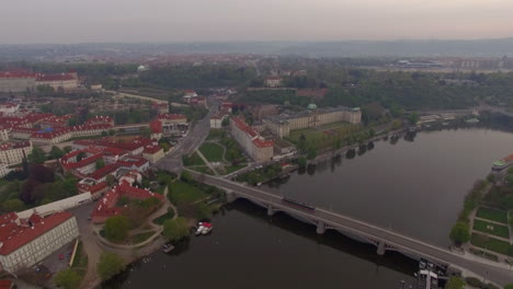 Luftaufnahme-Von-Prag-Mit-Mähnenbrücke